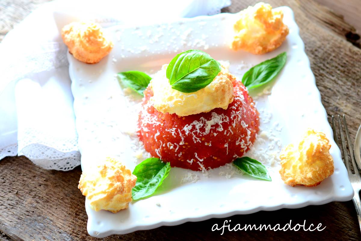 aspic di pomodorini con meringhe salate al parmigiano